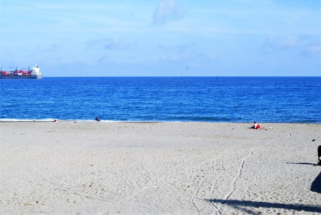 Modern & Bright Flat - 2 Min From The Sea Apartment Savona Luaran gambar